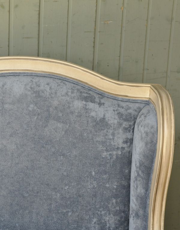 アンティーク風の椅子　アンティーク風　アンティーク風のフレンチ家具、ブルーの張り地が素敵なウィングアームチェア。背もたれにもクッションがありますので、よしかかったときも心地よく受け止めてくれます。(y-113-c)
