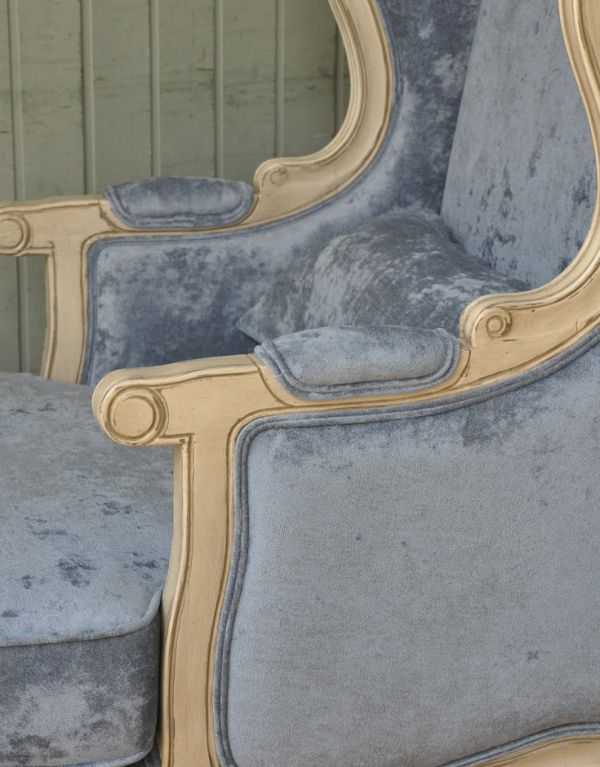 アンティーク風の椅子　アンティーク風　アンティーク風のフレンチ家具、ブルーの張り地が素敵なウィングアームチェア。アームの部分にも布が張ってあります。(y-113-c)