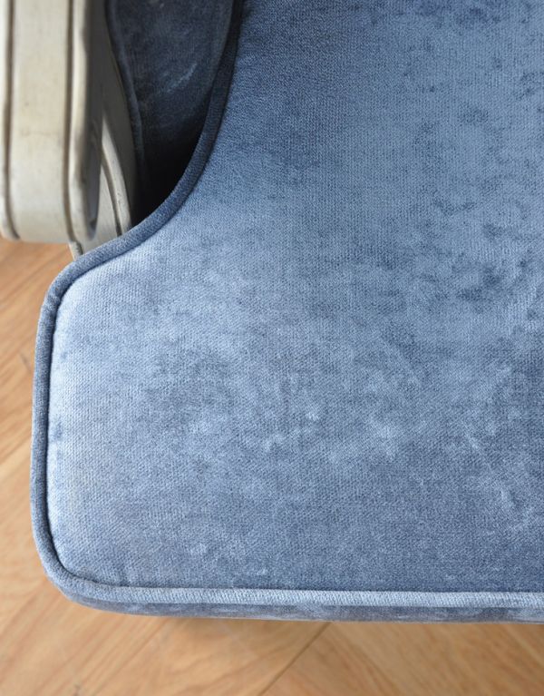 アンティーク風の椅子　アンティーク風　アンティーク風のフレンチ家具、ブルーの張り地が素敵なウィングアームチェア。高級感のあるベロア素材。(y-113-c)