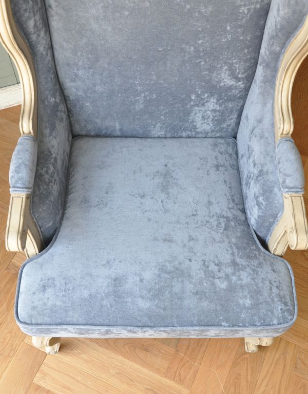 アンティーク風の椅子　アンティーク風　アンティーク風のフレンチ家具、ブルーの張り地が素敵なウィングアームチェア。座り心地がいい広い座面です。(y-113-c)