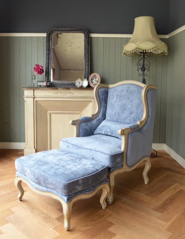 アンティーク風の椅子　アンティーク風　アンティーク風のフレンチ家具、ブルーの張り地が素敵なウィングアームチェア。おそろいのデザインでオットマン（足置き）もご用意しています。(y-113-c)