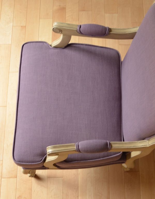 アンティーク風の椅子　アンティーク風　アンティーク風のルイアームチェア（パープル）。広々とした座面ふかふかの大きな座面が包み込んでくれます。(y-114-c)