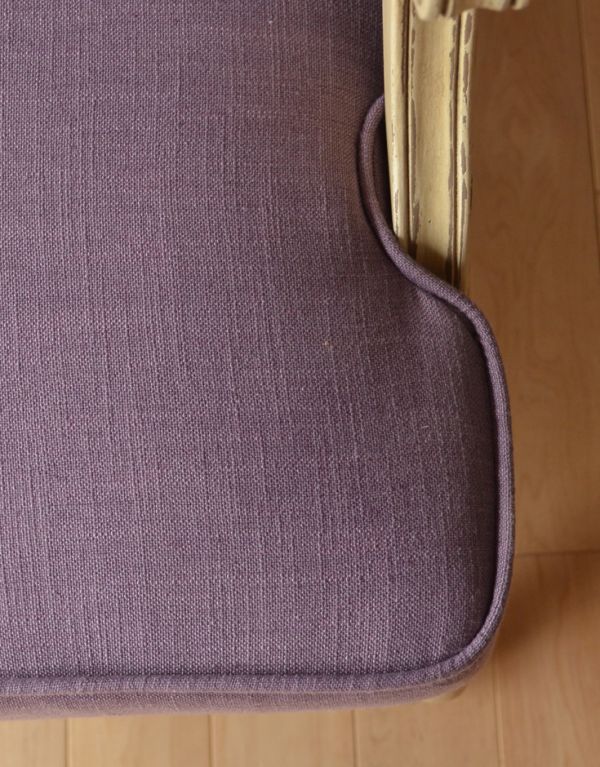 アンティーク風の椅子　アンティーク風　アンティーク風のルイアームチェア（パープル）。品のあるパープルの生地です。(y-114-c)