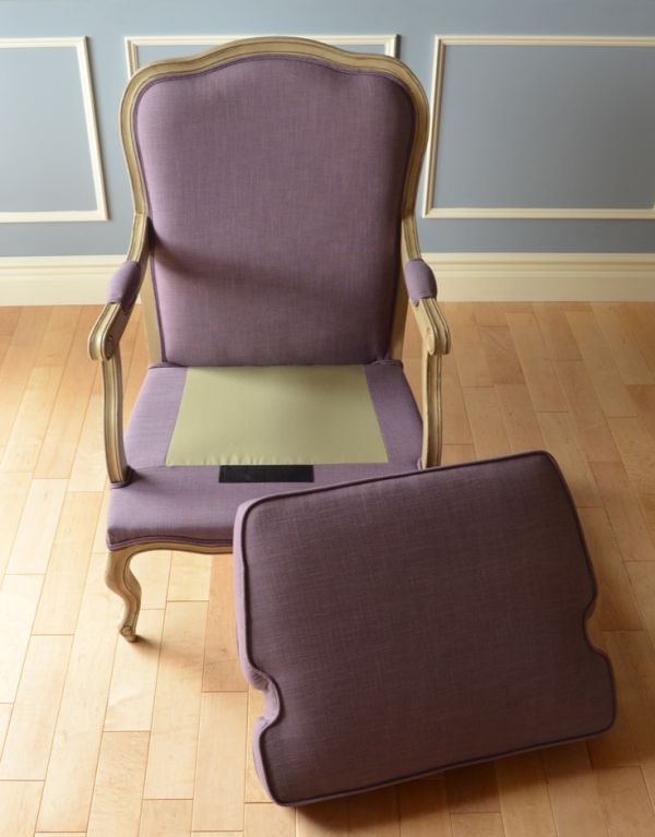 アンティーク風の椅子　アンティーク風　アンティーク風のルイアームチェア（パープル）。座クッションが簡単に外せるので、お掃除しやすく清潔に保てます。(y-114-c)