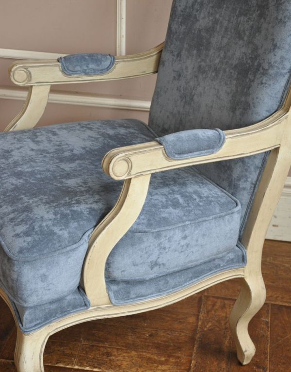 アンティーク風の椅子　アンティーク風　アンティーク風のフレンチインテリア、一人掛けのゆったりリビングチェア。アームの部分にも布が張ってあります。(y-115-c)