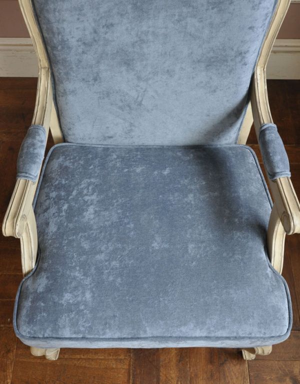 アンティーク風の椅子　アンティーク風　アンティーク風のフレンチインテリア、一人掛けのゆったりリビングチェア。座り心地がいい広い座面です。(y-115-c)