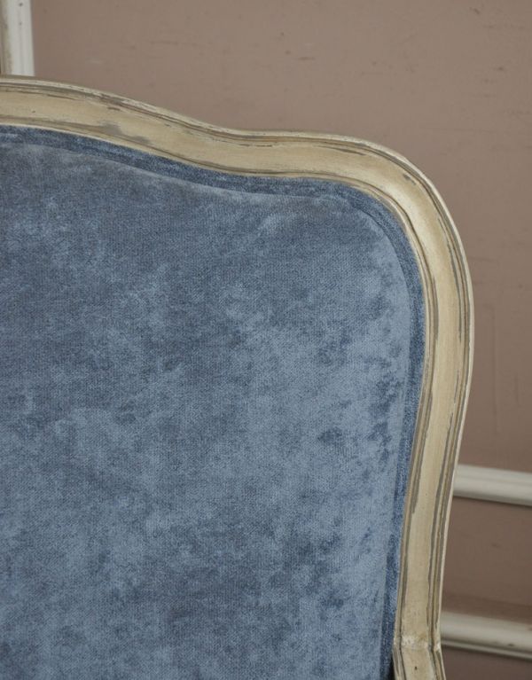 アンティーク風の椅子　アンティーク風　アンティーク風のフレンチインテリア、一人掛けのゆったりリビングチェア。アンティーク風の装飾がされています。(y-115-c)
