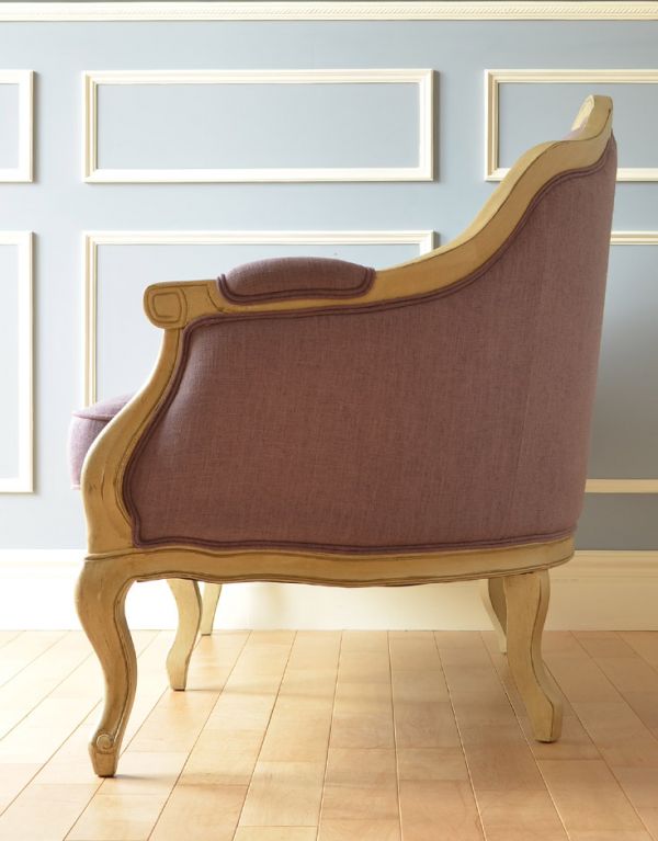 アンティーク風の椅子　アンティーク風　アンティーク風の布張りソファ、大人２〜３人で使える美しいソファ（パープル）。横から見た感じ。(y-117-c)