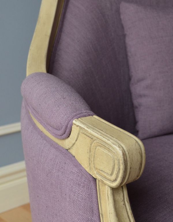 アンティーク風の椅子　アンティーク風　アンティーク風の布張りソファ、大人２〜３人で使える美しいソファ（パープル）。アームの部分にも布が張ってあります。(y-117-c)