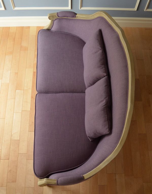 アンティーク風の椅子　アンティーク風　アンティーク風の布張りソファ、大人２〜３人で使える美しいソファ（パープル）。座り心地がいい広い座面です。(y-117-c)