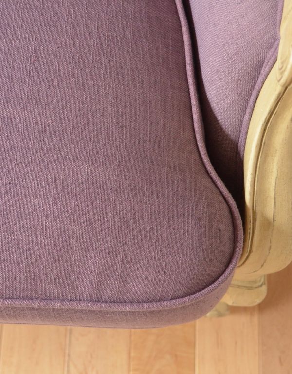 アンティーク風の椅子　アンティーク風　アンティーク風の布張りソファ、大人２〜３人で使える美しいソファ（パープル）。品のあるパープルの生地です。(y-117-c)