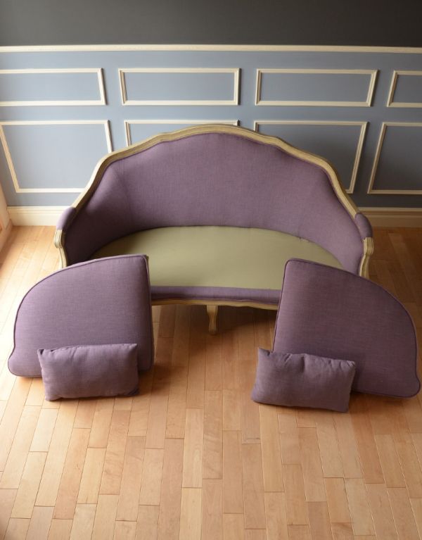 アンティーク風の椅子　アンティーク風　アンティーク風の布張りソファ、大人２〜３人で使える美しいソファ（パープル）。座クッションが簡単に外せるので、お掃除しやすく清潔に保てます。(y-117-c)