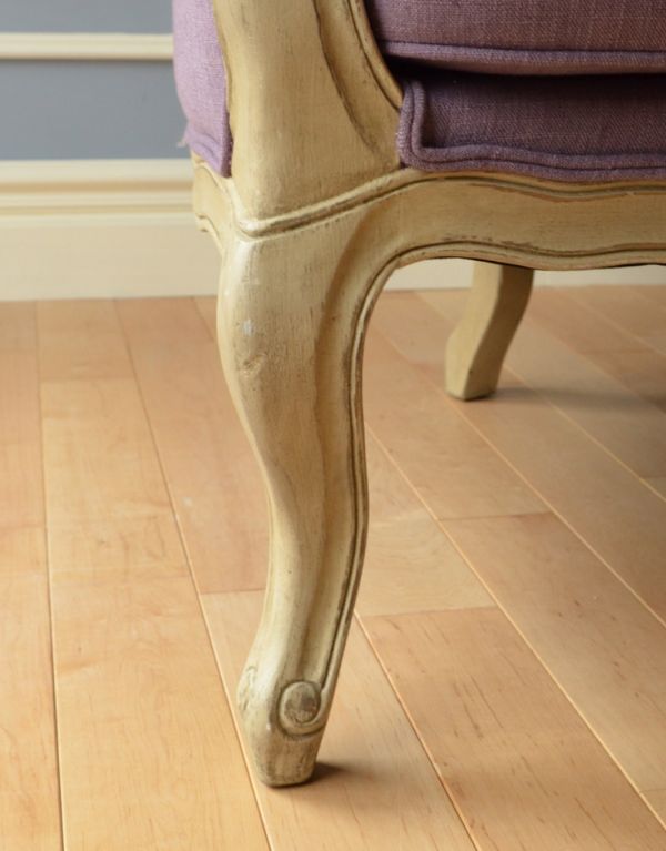 アンティーク風の椅子　アンティーク風　アンティーク風の布張りソファ、大人２〜３人で使える美しいソファ（パープル）。安定感のある脚です。(y-117-c)