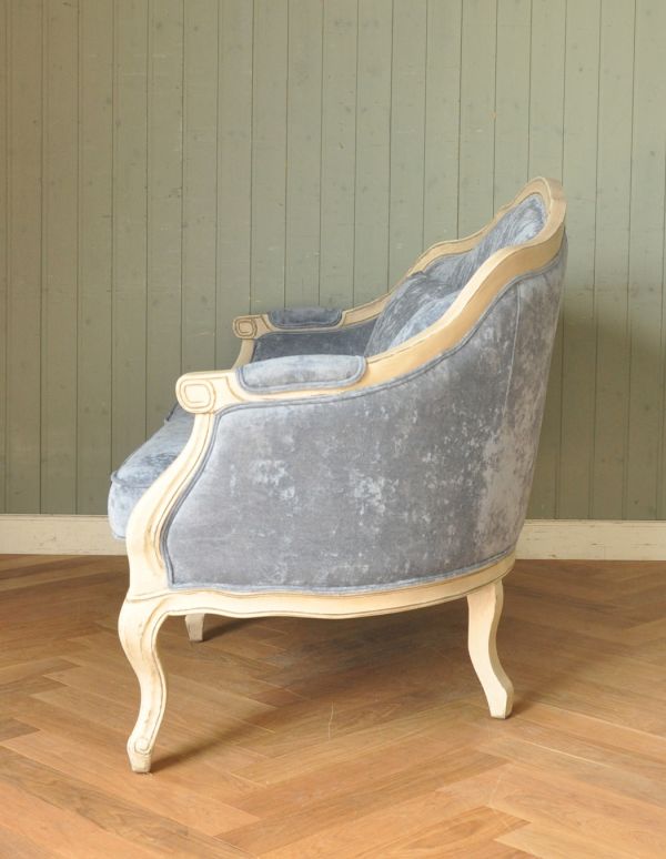 アンティーク風の椅子　アンティーク風　アンティーク風の布張りソファ、大人２〜３人で使える美しいソファ。横から見た感じ。(y-118-c)