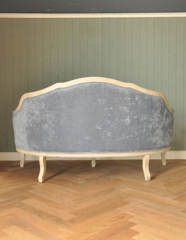 アンティーク風の椅子　アンティーク風　アンティーク風の布張りソファ、大人２〜３人で使える美しいソファ。流行を追わずに長く使えるデザイン。(y-118-c)