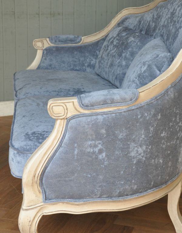 アンティーク風の椅子　アンティーク風　アンティーク風の布張りソファ、大人２〜３人で使える美しいソファ。アームの部分にも布が張ってあります。(y-118-c)