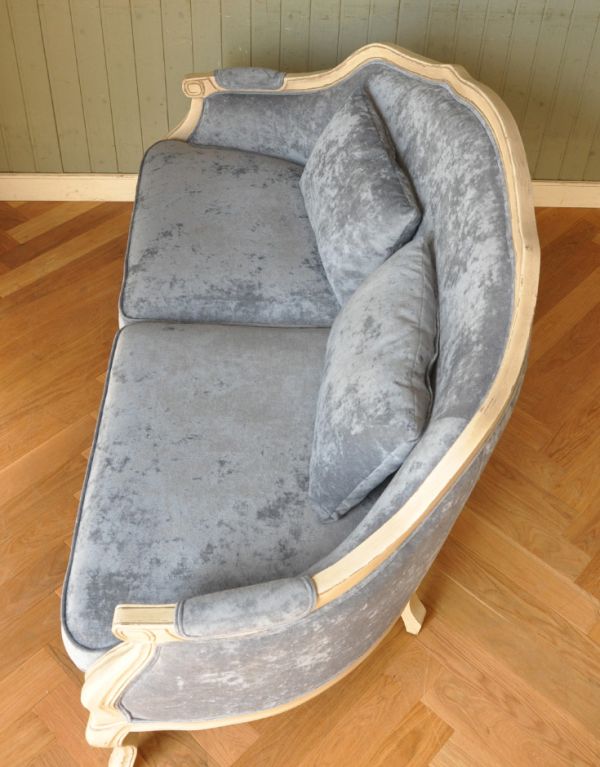 アンティーク風の椅子　アンティーク風　アンティーク風の布張りソファ、大人２〜３人で使える美しいソファ。座り心地がいい広い座面です。(y-118-c)