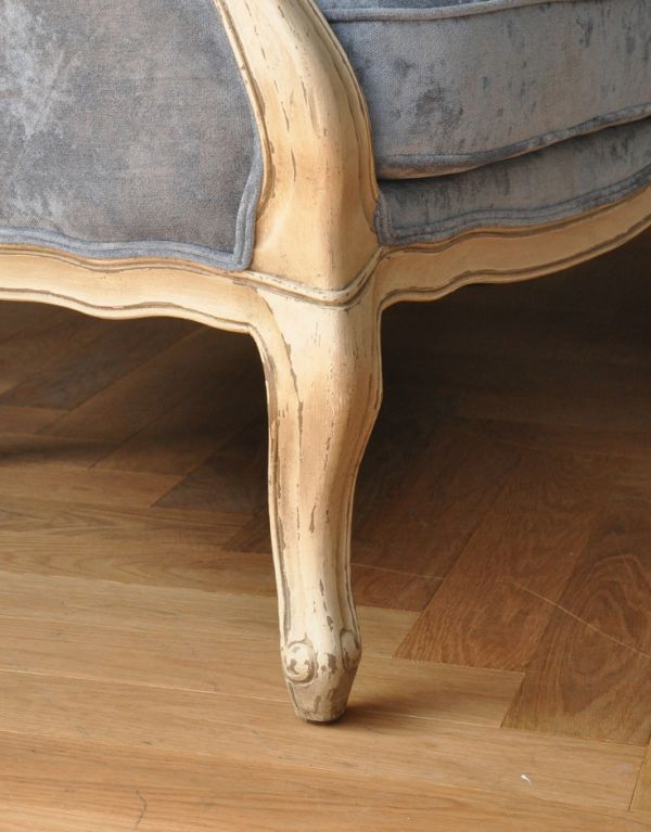 アンティーク風の椅子　アンティーク風　アンティーク風の布張りソファ、大人２〜３人で使える美しいソファ。安定感のある脚です。(y-118-c)