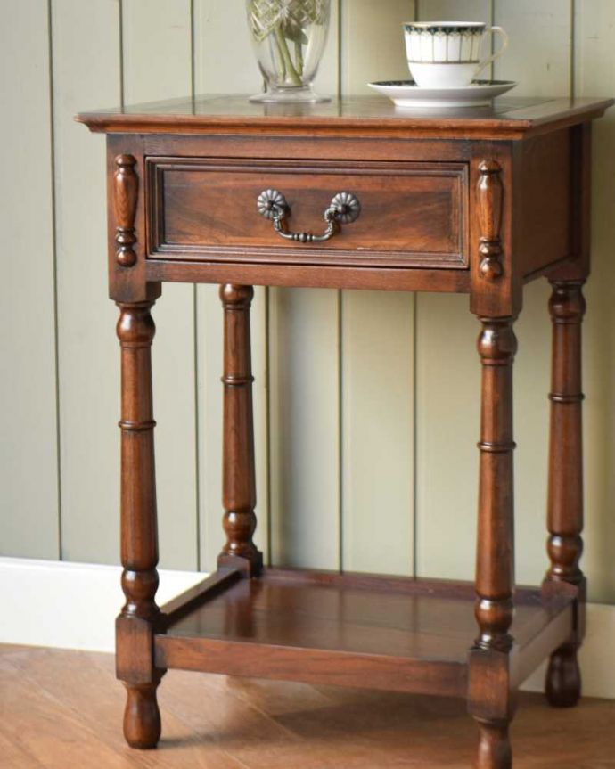 英国アンティーク風の家具、引き出し付きのサイドテーブル（電話台）(y