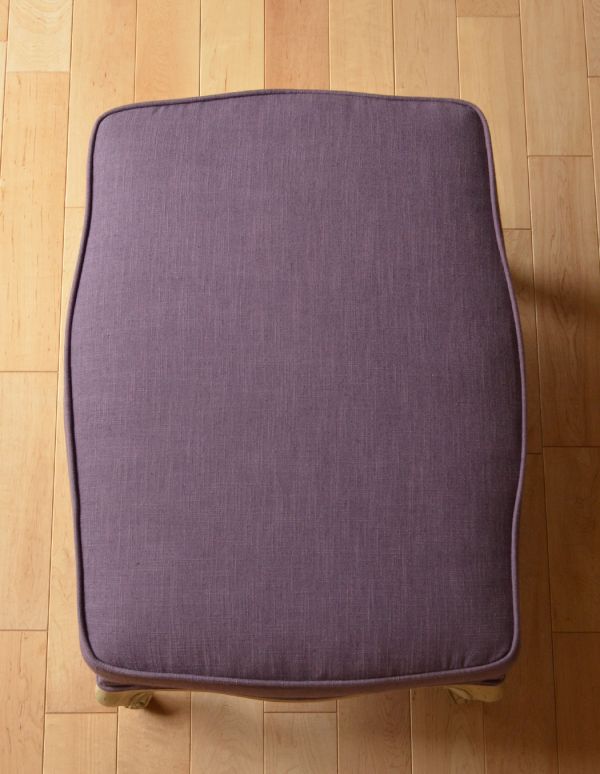 アンティーク風の椅子　アンティーク風　パープルのフレンチチックなアンティーク風家具、エレガントなスツール（オットマン）。座り心地がいい広い座面です。(y-119-c)