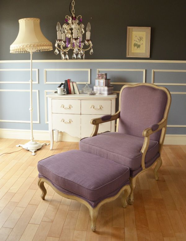 アンティーク風の椅子　アンティーク風　パープルのフレンチチックなアンティーク風家具、エレガントなスツール（オットマン）。おそろいのデザインで一人掛けソファもご用意しています。(y-119-c)