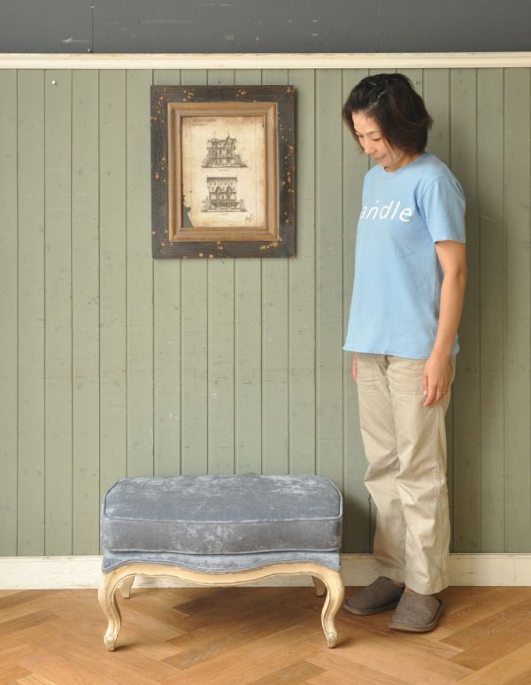 アンティーク風の椅子　アンティーク風　フレンチチックなアンティーク風家具、エレガントなスツール（オットマン）。ふかふかで長い時間座っても疲れません。(y-120-c)