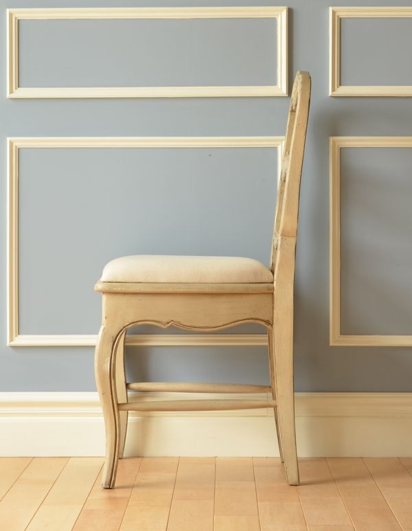 アンティーク風の椅子　アンティーク風　背もたれのデザインがお洒落、アンティーク風のダイニングチェア。横から見た感じ。(y-122-c)