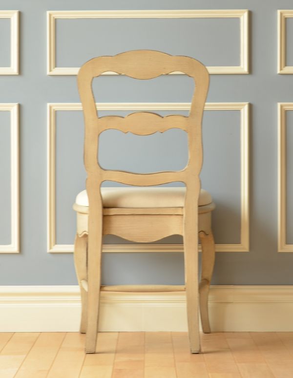 アンティーク風の椅子　アンティーク風　背もたれのデザインがお洒落、アンティーク風のダイニングチェア。後姿も美しく長く使って頂けます。(y-122-c)