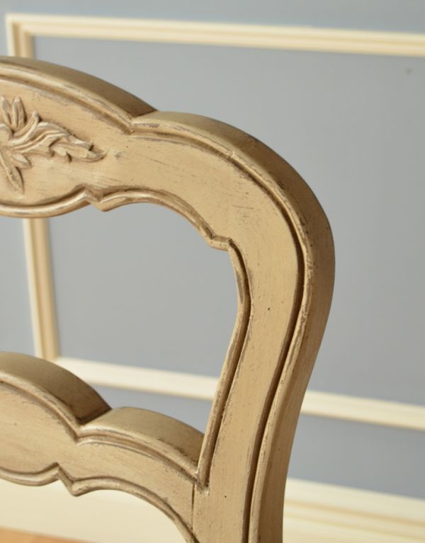 アンティーク風の椅子　アンティーク風　背もたれのデザインがお洒落、アンティーク風のダイニングチェア。背もたれのデザインがとてもキレイ。(y-122-c)