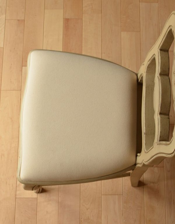 アンティーク風の椅子　アンティーク風　背もたれのデザインがお洒落、アンティーク風のダイニングチェア。座り心地がいいクッション付きの座面です。(y-122-c)