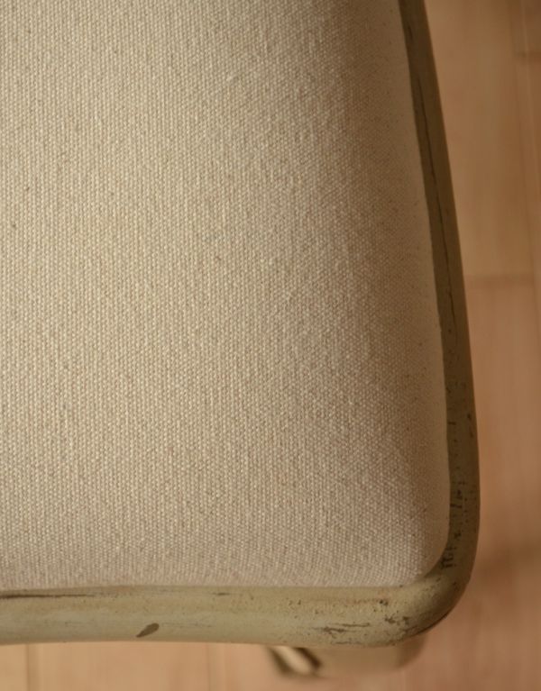 アンティーク風の椅子　アンティーク風　背もたれのデザインがお洒落、アンティーク風のダイニングチェア。品のあるオフホワイトの布地です。(y-122-c)
