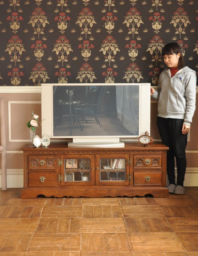 オールドチャーム　アンティーク風　テレビボードにピッタリ、オールドチャームのアンティーク風 サイドボード（テレビ台）。他の家具とのバランスもとりやすく、飽きずに長くお使い頂けます。(y-123-f)