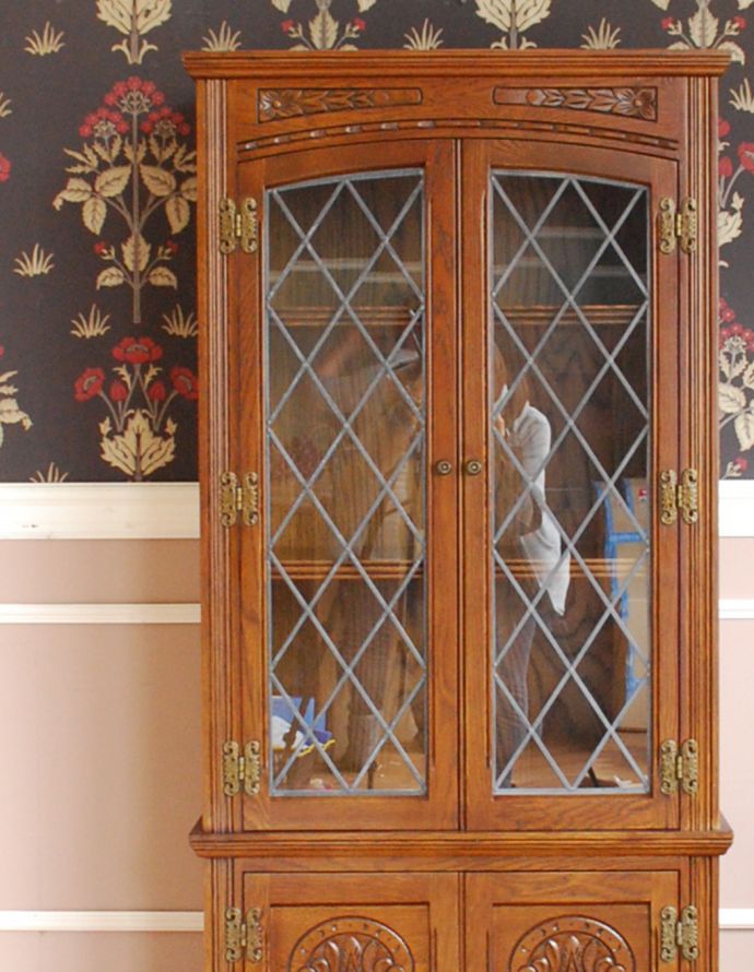 オールドチャーム　アンティーク風　ステンドグラス扉のスリムで可愛いオールドチャームの家具、アンティーク風ショーケース（飾り棚）。品のあるオーク材の色合い。(y-124-f)