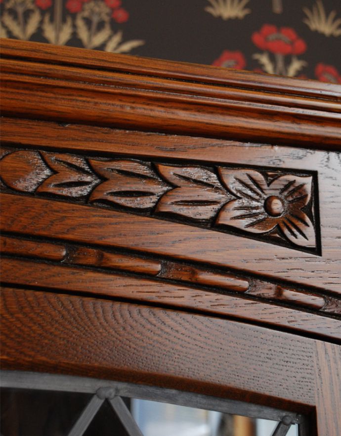 オールドチャーム　アンティーク風　ステンドグラス扉のスリムで可愛いオールドチャームの家具、アンティーク風ショーケース（飾り棚）。英国スタイルを強調するエレガントな彫りのデザイン。(y-124-f)