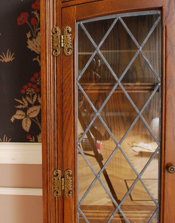 オールドチャーム　アンティーク風　ステンドグラス扉のスリムで可愛いオールドチャームの家具、アンティーク風ショーケース（飾り棚）。大きなガラス扉が付いています。(y-124-f)