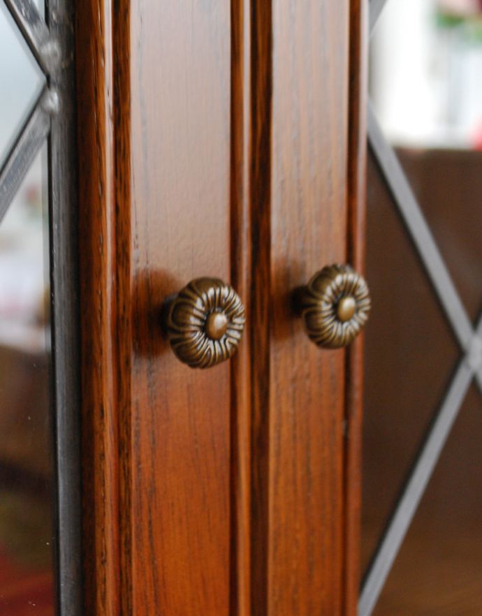 オールドチャーム　アンティーク風　ステンドグラス扉のスリムで可愛いオールドチャームの家具、アンティーク風ショーケース（飾り棚）。扉の取っ手は、丸いつまみです。(y-124-f)