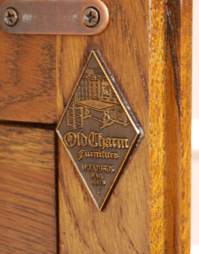 オールドチャーム　アンティーク風　ステンドグラス扉のスリムで可愛いオールドチャームの家具、アンティーク風ショーケース（飾り棚）。「Old Charm」のタグが付いています。(y-124-f)