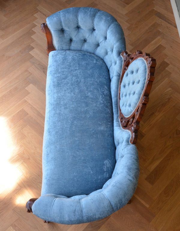 アンティーク風の椅子　アンティーク風　鮮やかなブルーの張り地が素敵なアンティーク風ソファ（２〜３人掛け）。座り心地がいい広い座面です。(y-125-c)