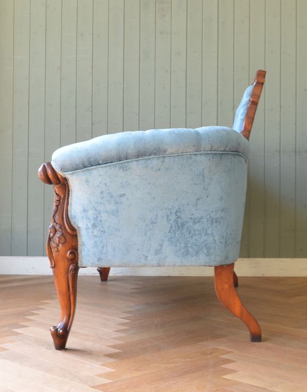 アンティーク風の椅子　アンティーク風　鮮やかなブルーの張り地が素敵なアンティーク風ソファ（２〜３人掛け）。横から見た感じ。(y-125-c)