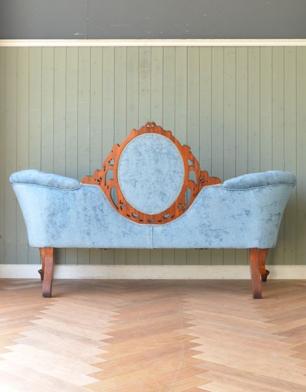 アンティーク風の椅子　アンティーク風　鮮やかなブルーの張り地が素敵なアンティーク風ソファ（２〜３人掛け）。流行を追わずに長く使えるデザイン。(y-125-c)