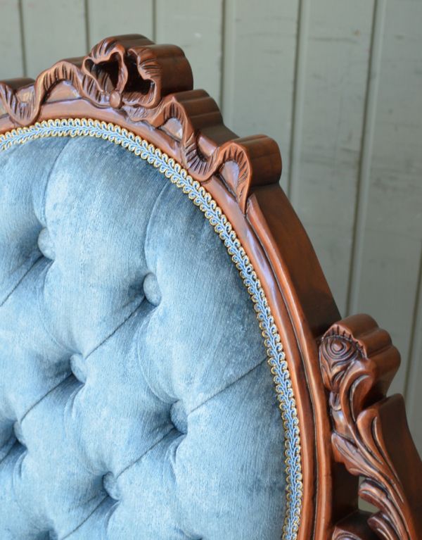 アンティーク風の椅子　アンティーク風　鮮やかなブルーの張り地が素敵なアンティーク風ソファ（２〜３人掛け）。背もたれにもクッションがありますので、よしかかったときも心地よく受け止めてくれます。(y-125-c)