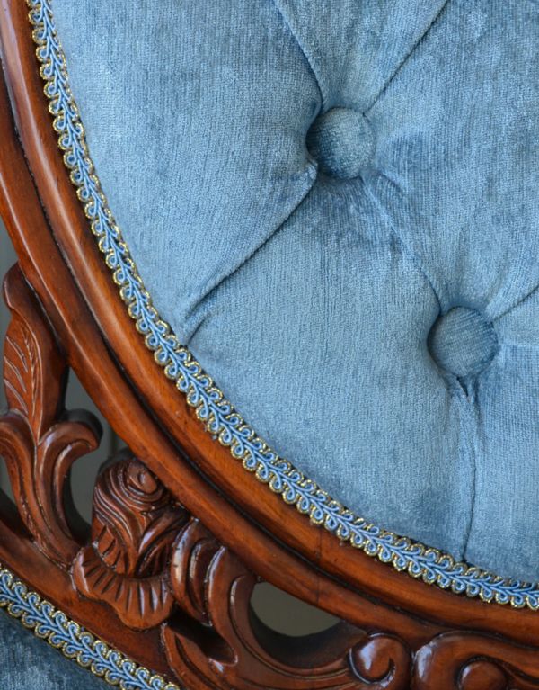 アンティーク風の椅子　アンティーク風　鮮やかなブルーの張り地が素敵なアンティーク風ソファ（２〜３人掛け）。美しい彫にうっとり。(y-125-c)