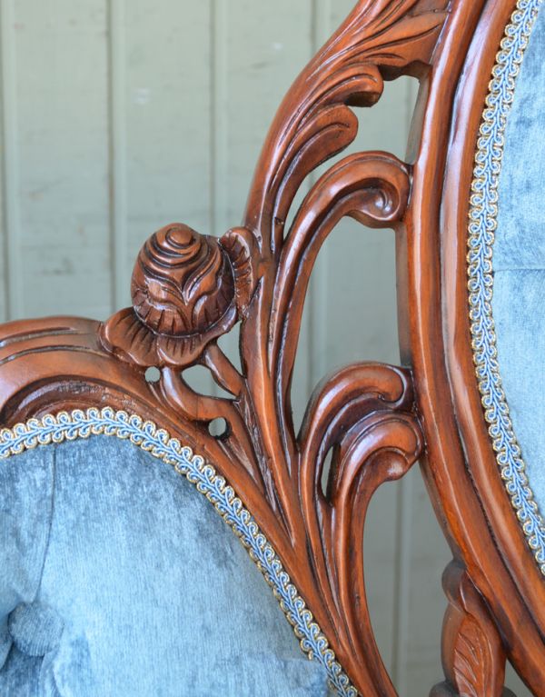 アンティーク風の椅子　アンティーク風　鮮やかなブルーの張り地が素敵なアンティーク風ソファ（２〜３人掛け）。繊細な装飾は見とれる程美しいです。(y-125-c)