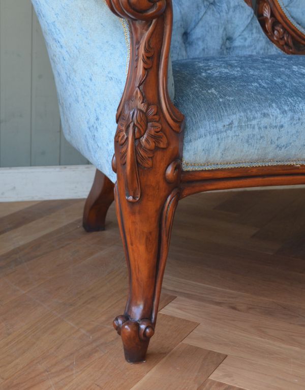 アンティーク風の椅子　アンティーク風　鮮やかなブルーの張り地が素敵なアンティーク風ソファ（２〜３人掛け）。くるんとした猫脚。(y-125-c)
