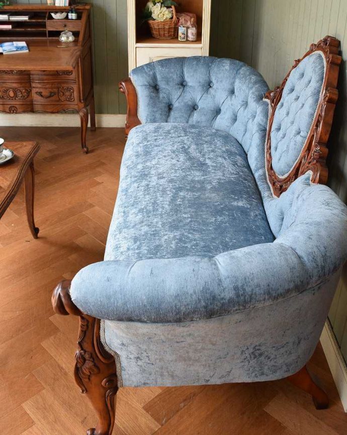 アンティーク風の椅子　アンティーク風　鮮やかなブルーの張り地が素敵なアンティーク風ソファ（２〜３人掛け）。置いてあるだけでその場の空気感を換えてくれるんです。(y-125-c)
