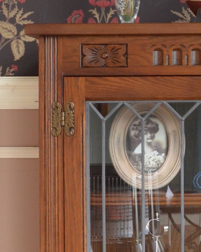 オールドチャーム　アンティーク風　ステンドグラス扉が素敵な木製アンティーク調家具、オールドチャームのブックケース。英国スタイルを強調するエレガントな彫りのデザイン。(y-125-f)