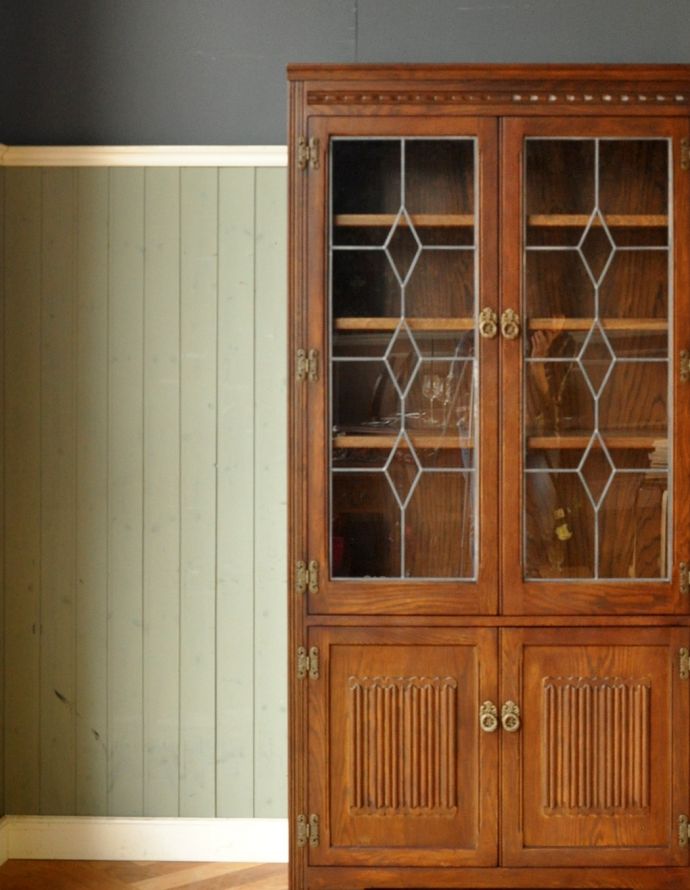 オールドチャーム　アンティーク風　ステンドグラス扉の木製アンティーク風家具、オールドチャームのブックケース（本棚）。品のあるオーク材の色合い。(y-126-f)