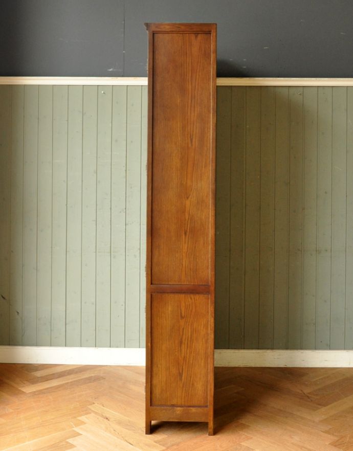 オールドチャーム　アンティーク風　ステンドグラス扉の木製アンティーク風家具、オールドチャームのブックケース（本棚）。サイドから見ても美しい木目。(y-126-f)