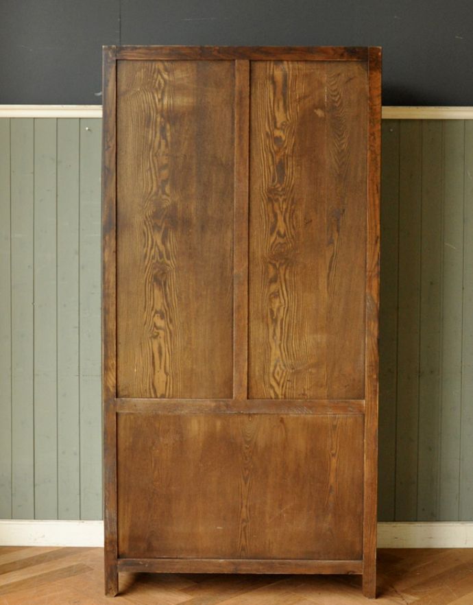 オールドチャーム　アンティーク風　ステンドグラス扉の木製アンティーク風家具、オールドチャームのブックケース（本棚）。裏から見るとこんな感じです。(y-126-f)