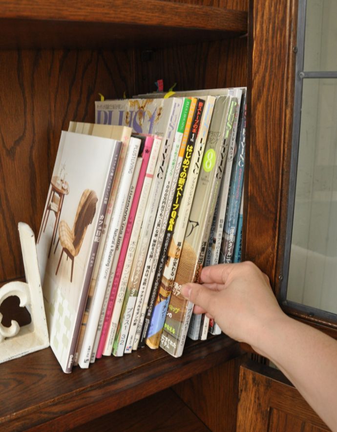 オールドチャーム　アンティーク風　ステンドグラス扉の木製アンティーク風家具、オールドチャームのブックケース（本棚）。雑誌やA4ファイルもこのようにスッキリお片づけできます。(y-126-f)